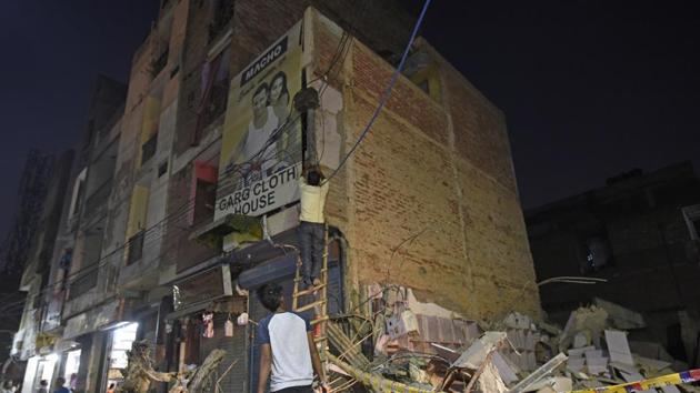 A five? storey building had collapsed in northwest Delhi’s Sawan Park on Wednesday, September 26, 2018.(Sanchit Khanna/HT PHOTO)