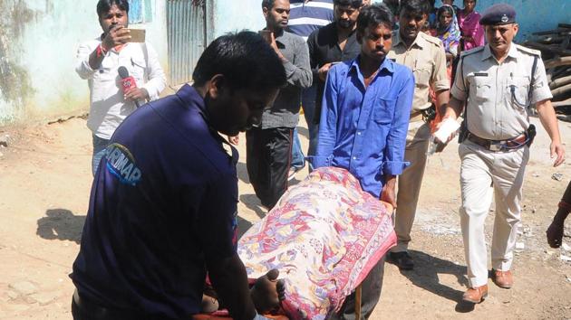 Family members carry the body of one the persons who died after allegedly consuming spurious liquor in Hatma Basti in Ranchi, on Sunday, September 30, 2018. (HT Photo) Family members carry the body of one the persons who died after allegedly consuming spurious liquor in Hatma Basti in Ranchi, on Sunday, September 30, 2018. (HT Photo)