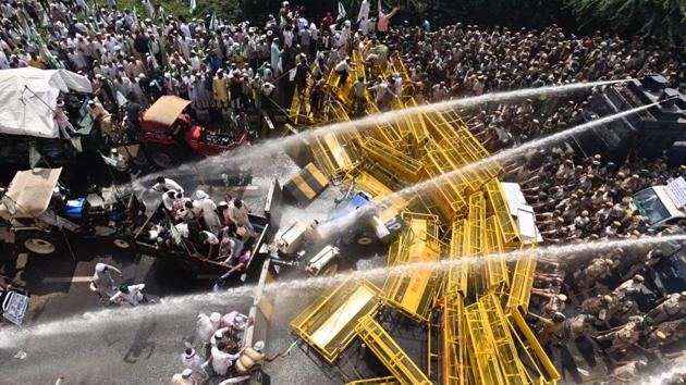 Clashes broke out Tuesday morning on the Delhi-UP border on national Highway 24 after a major standoff between thousands of farmers and police and paramilitary forces as police tried to stop an estimated 20,000 farmers from marching to the national capital to press their 15-point demand, including loan waiver to the Centre. (Burhaan Kinu / HT Photo) Clashes broke out Tuesday morning on the Delhi-UP border on national Highway 24 after a major standoff between thousands of farmers and police and paramilitary forces as police tried to stop an estimated 20,000 farmers from marching to the national capital to press their 15-point demand, including loan waiver to the Centre. (Burhaan Kinu / HT Photo)