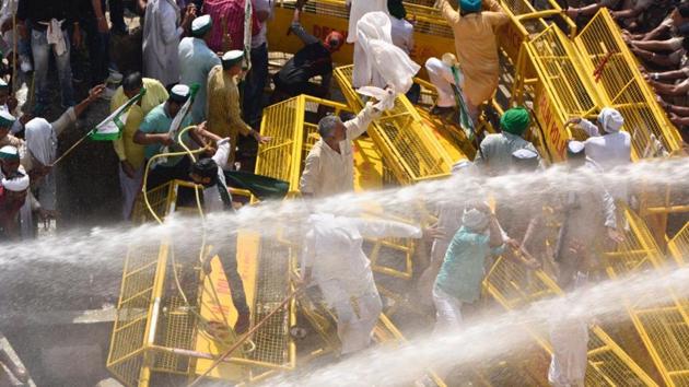 Shortly before the clashes broke out, senior police officers said that the farmers in no circumstances will be allowed to proceed to Delhi. “Talks are on with farmers since Monday. However, they will not be allowed to move to Delhi. The Delhi-Ghaziabad border has already been barricaded and sealed near Sahibabad,” said Vaibhav Krishna, Ghaziabad’s senior superintendent of police. (Burhaan Kinu / HT Photo) Shortly before the clashes broke out, senior police officers said that the farmers in no circumstances will be allowed to proceed to Delhi. “Talks are on with farmers since Monday. However, they will not be allowed to move to Delhi. The Delhi-Ghaziabad border has already been barricaded and sealed near Sahibabad,” said Vaibhav Krishna, Ghaziabad’s senior superintendent of police. (Burhaan Kinu / HT Photo)