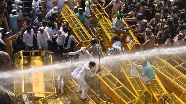 Farmers clash with police at the Delhi-UP border, in Ghaziabad. (Burhaan Kinu/HT Photo) Farmers clash with police at the Delhi-UP border, in Ghaziabad. (Burhaan Kinu/HT Photo)