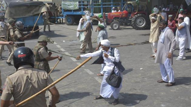 The police’s efforts to dissuade the farmers from marching ahead failed. A meeting of delegation of farmer leaders and UP chief minister Yogi Adityanath was also held on Monday evening but the talks also ended in failure.Police used water cannons and tear gas near UP Gate on National Highway 24 to break up the march. Police said the farmers started throwing stones as they tried to force their way on the highway that had been sealed. (Sakib Ali / HT Photo) The police’s efforts to dissuade the farmers from marching ahead failed. A meeting of delegation of farmer leaders and UP chief minister Yogi Adityanath was also held on Monday evening but the talks also ended in failure.Police used water cannons and tear gas near UP Gate on National Highway 24 to break up the march. Police said the farmers started throwing stones as they tried to force their way on the highway that had been sealed. (Sakib Ali / HT Photo)
