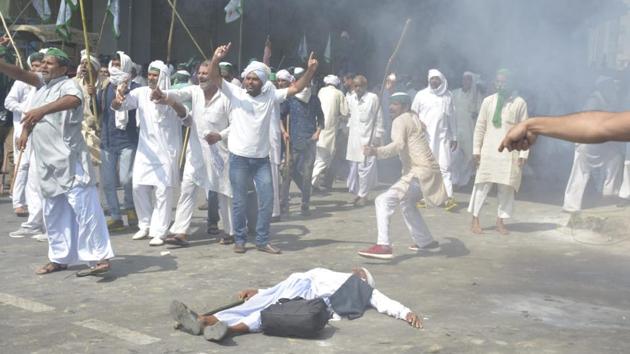 Police used water cannons and tear gas near UP Gate on National Highway 24 to break up the march. Police said the farmers started throwing stones as they tried to force their way on the highway that had been sealed. (Sakib Ali / HT Photo) Police used water cannons and tear gas near UP Gate on National Highway 24 to break up the march. Police said the farmers started throwing stones as they tried to force their way on the highway that had been sealed. (Sakib Ali / HT Photo)