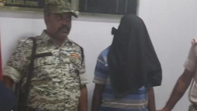Dacoit Amrendra Kumar Madhav in police custody. He was wanted in Bihar, Jharkhand, Odisha, West Bengal and Chhattisgarh for alleged bank heists. bi (Santosh Kumar / HT Photo) Dacoit Amrendra Kumar Madhav in police custody. He was wanted in Bihar, Jharkhand, Odisha, West Bengal and Chhattisgarh for alleged bank heists. bi (Santosh Kumar / HT Photo)