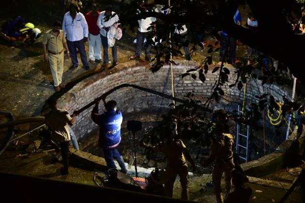 Rescue operation is on after group of women fell into the well while performing puja at Dixit road, Vile Parle east in Mumbai on Tuesday. (Vijayanand Gupta/HT Photo) Rescue operation is on after group of women fell into the well while performing puja at Dixit road, Vile Parle east in Mumbai on Tuesday. (Vijayanand Gupta/HT Photo)