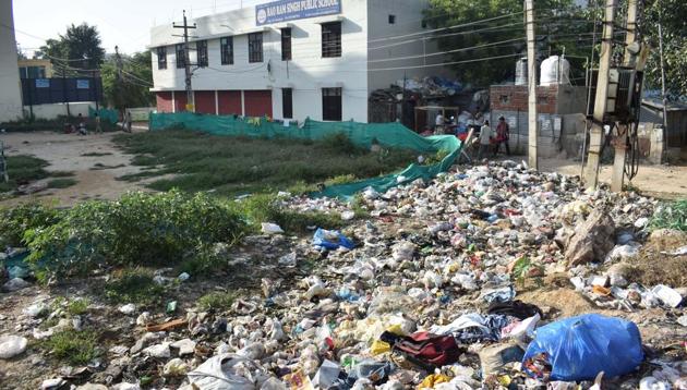Garbage dumped near Rao Ram Singh Public School, Sector 45, in Gurugram, on Monday, October 1, 2018. (Yogesh Kumar/HT PHOTO) Garbage dumped near Rao Ram Singh Public School, Sector 45, in Gurugram, on Monday, October 1, 2018. (Yogesh Kumar/HT PHOTO)