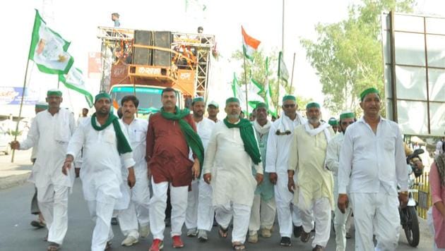 Bharatiya Kisan union farmers seen during Kisan Kranti Yatra, at NH58 main road, in Ghaziabad on October 01, 2018.(Sakib Ali/HT Photo)