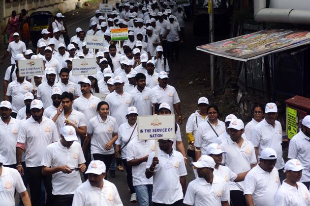 Defence accounts department in Pune organised a walk towards cleanliness on Sunday on the occasion of 271st raising day of the department, from the office of the PCDA(SC) Pune to office of the PCDA(O), Golibar Maidan, Pune. A total of 500 employees participated in the rally. (SHANKAR NARAYAN/HT PHOTO)