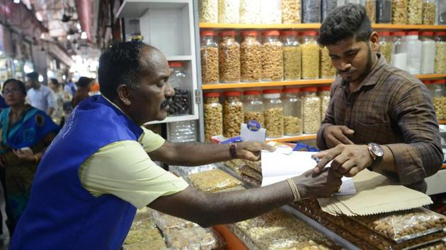 Retailers associations complain that confusion over what is and isn’t permitted has led some shopkeepers to be unfairly fined. Traders also say that a lack of cheap alternatives has hurt business, threatening livelihoods. Kombaiyya S., a street vendor who used to package takeaway orders for office workers in small plastic bags said that he’s lost most of his client base since the ban. (Punit Paranjpe / AFP) Retailers associations complain that confusion over what is and isn’t permitted has led some shopkeepers to be unfairly fined. Traders also say that a lack of cheap alternatives has hurt business, threatening livelihoods. Kombaiyya S., a street vendor who used to package takeaway orders for office workers in small plastic bags said that he’s lost most of his client base since the ban. (Punit Paranjpe / AFP)