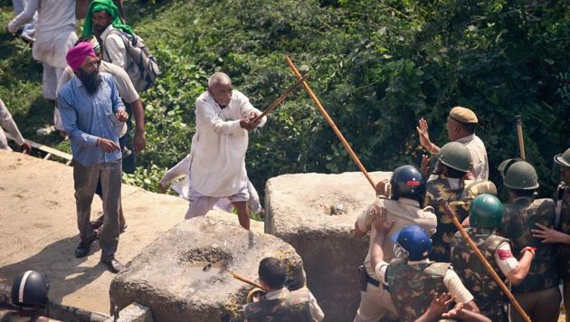 An elderly farmer clashes with police personnel during a protest at Delhi-UP border during 'Kisan Kranti Padyatra' in New Delhi, Tuesday, Oct 2, 2018.(PTI)