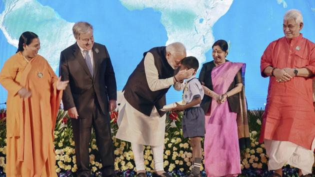 PM Narendra Modi launched the bhajan in the presence of the UN Secretary General Antonio Gutierrez, external affairs minister Sushma Swaraj and minister of drinking water and sanitation Uma Bharti.(PTI) PM Narendra Modi launched the bhajan in the presence of the UN Secretary General Antonio Gutierrez, external affairs minister Sushma Swaraj and minister of drinking water and sanitation Uma Bharti.(PTI)