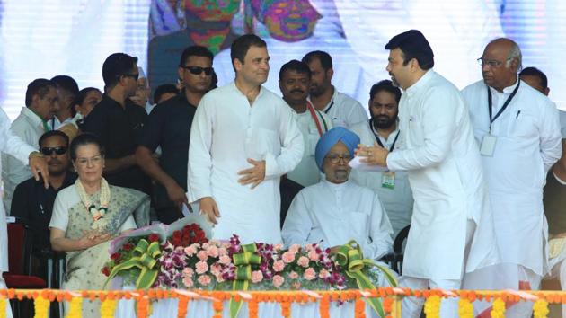 Congress president Rahul Gandhi, Sonia Gandhi, former Prime Minister Manmohan Singh and other senior leaders during a public meeting on the birth anniversary of Mahatma Gandhi at Wardha.(HT Photo)