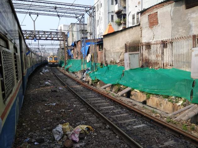 Since November last year, CR has removed nearly 150,000 cubic metres (m3) of trash — equivalent to 7,500 fully-filled BMC dumper trucks — from railway tracks between CSMT and Sandhurst Road station.(HT Photo)