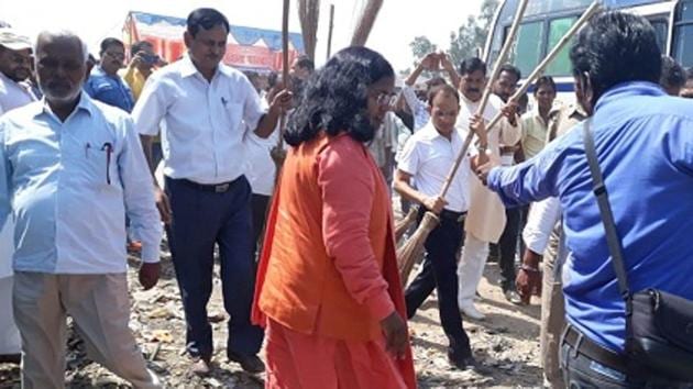 BJP MP from Bahraich Savitri Bai Phule refused to hold a broom during a cleanliness drive in Bahraich on Monday, October 1, 2018.(HT Photo) BJP MP from Bahraich Savitri Bai Phule refused to hold a broom during a cleanliness drive in Bahraich on Monday, October 1, 2018.(HT Photo)