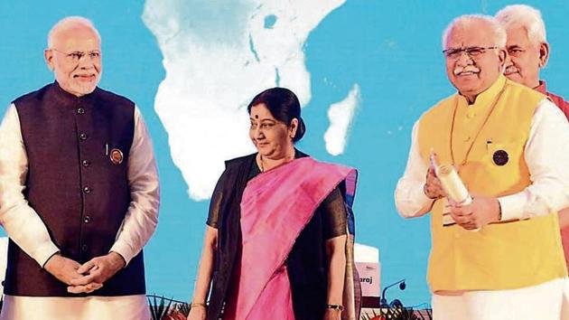 Haryana chief minister Manohar Lal Khattar with Prime Minister Narendra Modi and external affairs minister Sushma Swaraj after receiving the award in New Delhi. (HT photo) Haryana chief minister Manohar Lal Khattar with Prime Minister Narendra Modi and external affairs minister Sushma Swaraj after receiving the award in New Delhi. (HT photo)