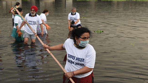The Yamuna being cleaned as part of the Swachh Bharat Abhiyan at Chath Ghat in New Delhi.(HT File Photo) The Yamuna being cleaned as part of the Swachh Bharat Abhiyan at Chath Ghat in New Delhi.(HT File Photo)