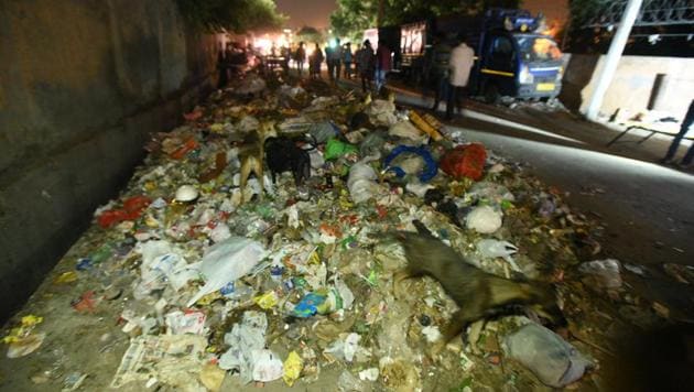 Garbage-littered street of Shanti Mohalla in Gandhi Nagar, Delhi, October 2, 2018.(Sonu Mehta / HT Photo)