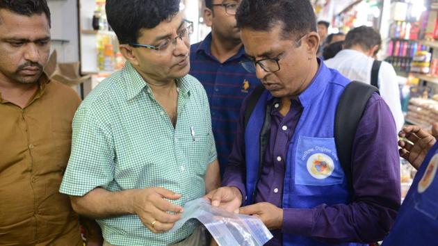 A city civic officer (in blue) explains restrictions on plastic bag usage to shopkeepers. Wearing matching blue Nehru jackets, a dozen inspectors fan out across Mumbai’s hectic Crawford Market, each scouring for violators of an ambitious plastic ban. Among them is Mahindra Wayangankar, 50, one of 311 officials dubbed the “blue squad” and tasked with enforcing a recent ban on single-use plastics in the country’s commercial capital. (Punit Paranjpe / AFP) A city civic officer (in blue) explains restrictions on plastic bag usage to shopkeepers. Wearing matching blue Nehru jackets, a dozen inspectors fan out across Mumbai’s hectic Crawford Market, each scouring for violators of an ambitious plastic ban. Among them is Mahindra Wayangankar, 50, one of 311 officials dubbed the “blue squad” and tasked with enforcing a recent ban on single-use plastics in the country’s commercial capital. (Punit Paranjpe / AFP)