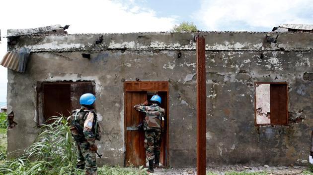 Indian army peacekeepers with UNMISS (UN Mission in South Sudan) look inside a health clinic destroyed by fighting in the village of Wau Shilluk on the white Nile near the town of Malakal, in the Upper Nile state of South Sudan, September 8, 2018 (REUTERS) Indian army peacekeepers with UNMISS (UN Mission in South Sudan) look inside a health clinic destroyed by fighting in the village of Wau Shilluk on the white Nile near the town of Malakal, in the Upper Nile state of South Sudan, September 8, 2018 (REUTERS)