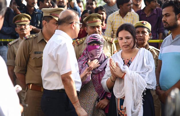 SIT members reconstruct the crime scene pertaining to murder of the private company executive Vivek Tiwari in the presence of his wife Kalpana Tiwari and colleague Sana Khan, in Lucknow on October 2. (PTI Photo) SIT members reconstruct the crime scene pertaining to murder of the private company executive Vivek Tiwari in the presence of his wife Kalpana Tiwari and colleague Sana Khan, in Lucknow on October 2. (PTI Photo)