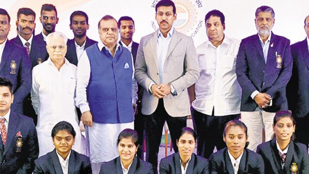 Union sports minister Rajyavardhan Singh Rathore with Asian Games winners at a felicitation ceremony in New Delhi.(Amal KS / HT File)