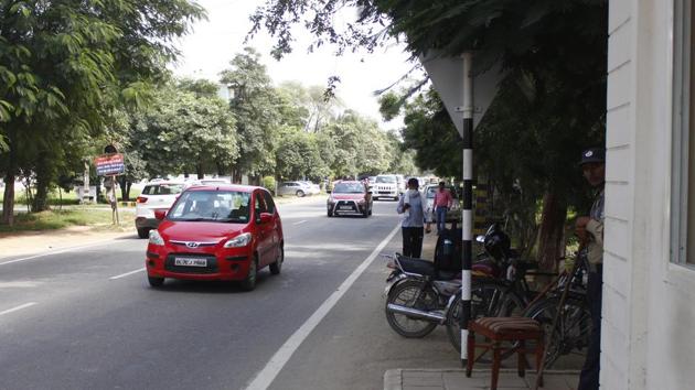 Residents of DLF Phase 1, which is among the private colonies that are to be transferred to MCG, fear lax security if the non-essential services are withdrawn after the transfer process. (Yogendra Kumar/HT Photo) Residents of DLF Phase 1, which is among the private colonies that are to be transferred to MCG, fear lax security if the non-essential services are withdrawn after the transfer process. (Yogendra Kumar/HT Photo)