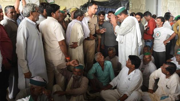 Farmers and supporters of Bharatiya Kisan Union wait near NH? 24 to get their tractors repaired. By 6am Wednesday, most farmers started returning home.(Raj K Raj/HT PHOTO)