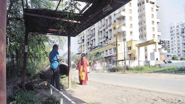 A bus stop in bad shape on Dattanagar to Narhe road near Janata bank in Pune.(Ravindra Joshi) A bus stop in bad shape on Dattanagar to Narhe road near Janata bank in Pune.(Ravindra Joshi)