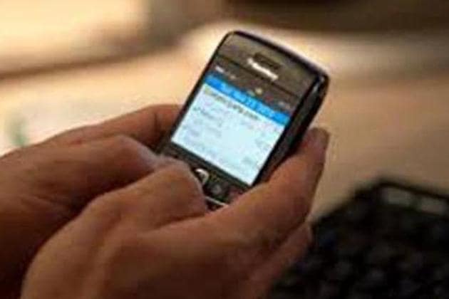 Bihar has now banned carrying of mobile phones art high-level meetings(HT)
