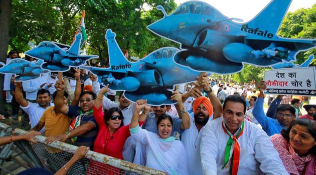 Supporters of Congress party shout slogans during a protest demanding for a joint parliamentary committee to investigate the deal of Rafale fighter planes with France, in Chandigarh, India, October 4, 2018.(REUTERS) Supporters of Congress party shout slogans during a protest demanding for a joint parliamentary committee to investigate the deal of Rafale fighter planes with France, in Chandigarh, India, October 4, 2018.(REUTERS)