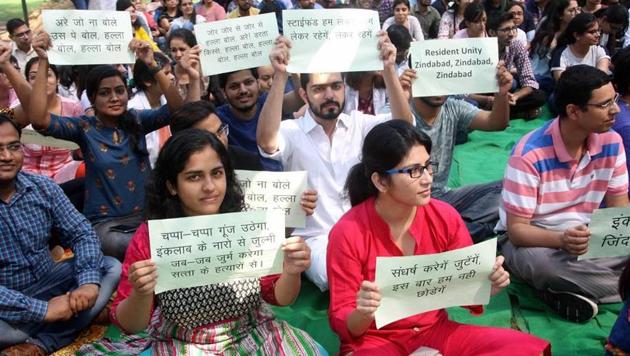 Resident doctors of Post Graduation Medical Science College (PGI), Rohtak protesting in support of their demand to increase salaries.(Manoj Dhaka/HT)