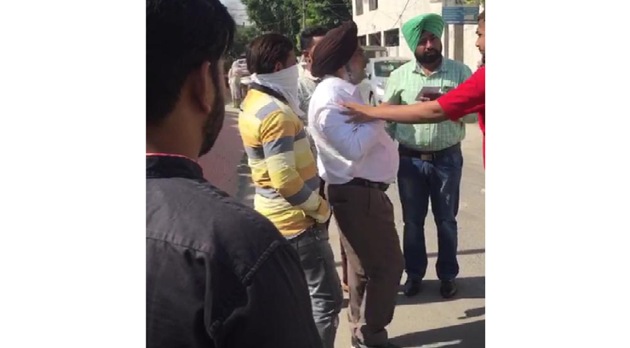 The video showcasing the incident went viral on social media. (Video Grab) The video showcasing the incident went viral on social media. (Video Grab)