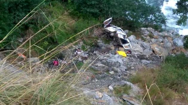A mini-bus carrying tourists fell into a gorge in Uttarakhand’s Uttarkashi district on October 5.(HT Photo)