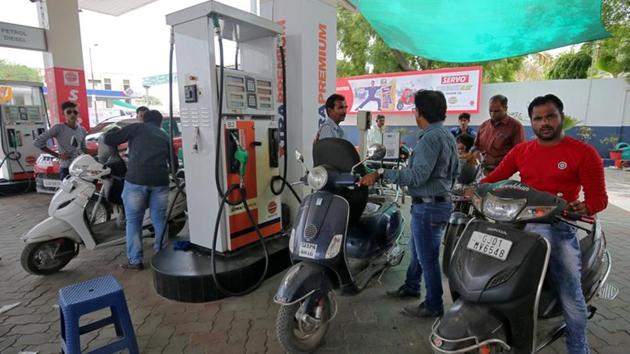 Finance minister Arun Jaitley announced a cut of Rs 2.50 in the price of petrol(REUTERS File) Finance minister Arun Jaitley announced a cut of Rs 2.50 in the price of petrol(REUTERS File)
