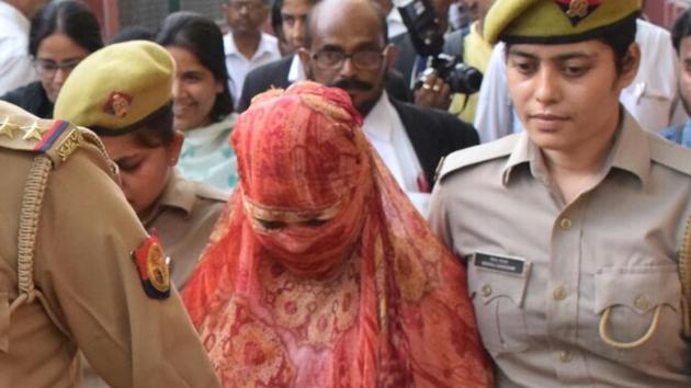 Sana Khan, the eyewitness in the Vivek Tiwari murder case, leaves after giving her statement at Civil Court, in Lucknow, on Thursday, October 4, 2018.(HT Photo) Sana Khan, the eyewitness in the Vivek Tiwari murder case, leaves after giving her statement at Civil Court, in Lucknow, on Thursday, October 4, 2018.(HT Photo)