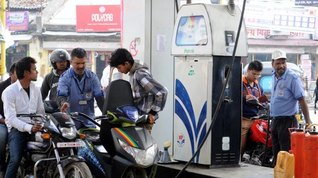 Earlier on Thursday, Union Finance Minister Arun Jaitley announced a cut of ₹2.50 per litre on both petrol and diesel prices and directed the state governments to implement the same (HT Photo) Earlier on Thursday, Union Finance Minister Arun Jaitley announced a cut of ₹2.50 per litre on both petrol and diesel prices and directed the state governments to implement the same (HT Photo)