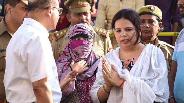 SIT members reconstruct the crime scene of the murder of Apple executive Vivek Tiwari in the presence of his wife Kalpana Tiwari and colleague Sana, in Lucknow, Oct 2, 2018.(PTI)