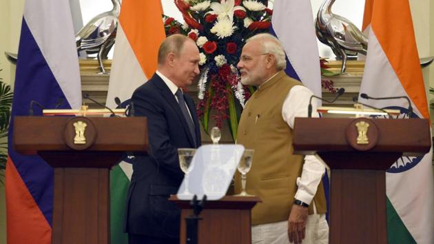 Russian President Vladimir Putin (L) and Prime Minister Narendra Modi (R) shake hands after delivering a joint statement following their talks at Hyderabad House in New Delhi. In a huge boost to its defence forces on Friday, India signed a $5 billion deal for the Russian S-400 Triumf missile shield systems in a key pact, officials said. (Sonu Mehta / HT Photo)