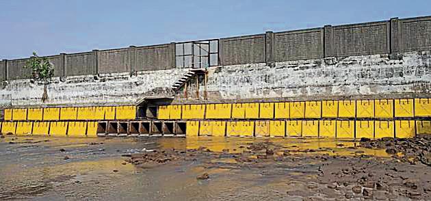 The Cidco has allowed tidal water ingress to the Panje wetlands in Uran, Navi Mumbai, by opening 10 of the 76 outlets that had been blocked.(HT Photo) The Cidco has allowed tidal water ingress to the Panje wetlands in Uran, Navi Mumbai, by opening 10 of the 76 outlets that had been blocked.(HT Photo)