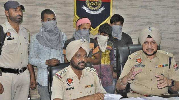 Senior police officials briefing the media regarding the arrest of murder accused (face covered) during the press conference in Ludhiana. (Gurminder Singh/HT) Senior police officials briefing the media regarding the arrest of murder accused (face covered) during the press conference in Ludhiana. (Gurminder Singh/HT)