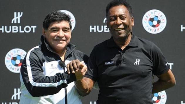 Pele (R) and Diego Maradona pose for a picture.(Twitter)