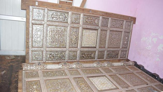 The new doors, which are a replica of the old ones, will be fitted on the archway at the Sikh shrine’s entry on Saturday.(Sameer Sehgal/HT) The new doors, which are a replica of the old ones, will be fitted on the archway at the Sikh shrine’s entry on Saturday.(Sameer Sehgal/HT)