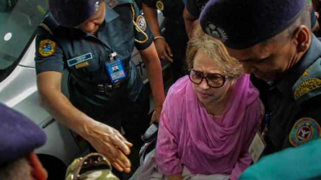 Bangladesh main opposition leader and Bangladesh Nationalist Party chairperson Khaleda Zia being escorted to Bangabandhu Sheikh Mujib Medical University (BSMMU) in Dhaka on October 6, 2018.(AFP Photo)