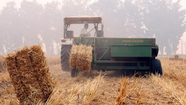 At this time, 30% of the state’s paddy fields will be harvested, delayed due to rain, all more or less in sync.(HT Photo)