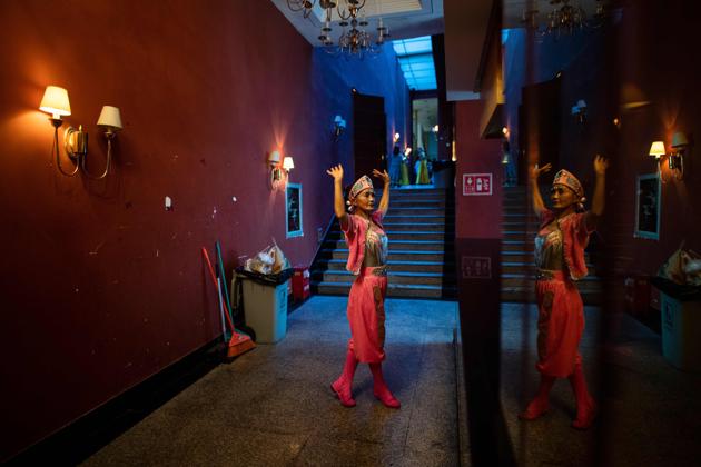 Taobao, the leading Chinese e-commerce site, and other businesses are expressly targeting the booming market to sell clothing, speakers, and gadgets for watching and learning new dances. Many businesses seek to tap into the wider “silver economy” represented by dancers, by selling travel packages, financial services and other products geared towards retirees. (Johannes Eisele / AFP) Taobao, the leading Chinese e-commerce site, and other businesses are expressly targeting the booming market to sell clothing, speakers, and gadgets for watching and learning new dances. Many businesses seek to tap into the wider “silver economy” represented by dancers, by selling travel packages, financial services and other products geared towards retirees. (Johannes Eisele / AFP)