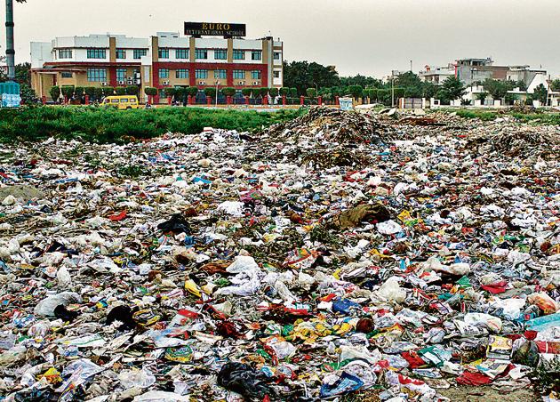 Opposite Euro International School in Gurugram’s Sector 10, heaps of garbage are being dumped on a vacant plot. It has become a cause of concern for the 900-odd students of the school and residents alike.(Yogendra Kumar/HT Photo)