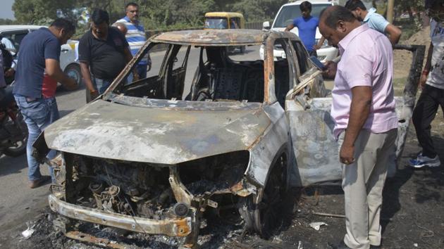 The police said a security guard spotted the car on fire, barely a kilometre from the Tila Morh police post in Ghaziabad, around 2.30am. (Sakib Ali / HT Photo) The police said a security guard spotted the car on fire, barely a kilometre from the Tila Morh police post in Ghaziabad, around 2.30am. (Sakib Ali / HT Photo)