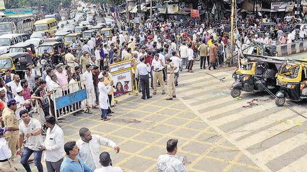 A little cognisance while carry out the cutting work could have avoided this fatal accident, said a police official, also requesting anonymity, adding that the Railway authorities will take needed action against the private agency awarded the work of cutting the frame of the hoarding.(HT PHOTO Ravindra Joshi)