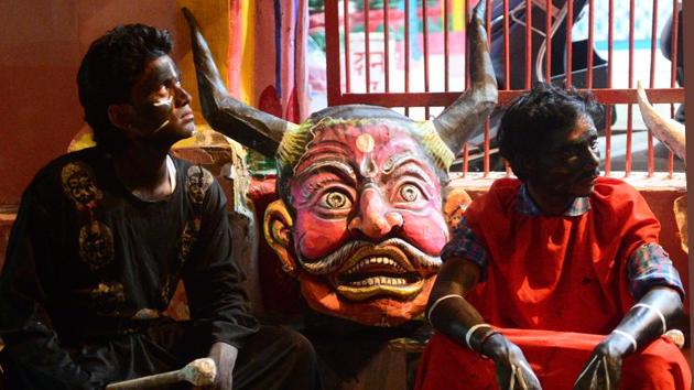 Artists dressed in costume rest outside a temple during a religious procession called Ravan ki Barat in Allahabad, Uttar Pradesh on October 5, 2018. The procession was held to mark Dussehra festival, which celebrates the victory of good over evil. (Sanjay Kanojia / AFP) Artists dressed in costume rest outside a temple during a religious procession called Ravan ki Barat in Allahabad, Uttar Pradesh on October 5, 2018. The procession was held to mark Dussehra festival, which celebrates the victory of good over evil. (Sanjay Kanojia / AFP)