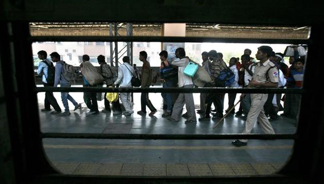 Migrant workers, mostly from Bihar and Uttar Pradesh, are returning home from Gujarat following incidents of attacks on non-Gujaratis in the state over the last one week. (HT File / Photo used for representational purpose only)
